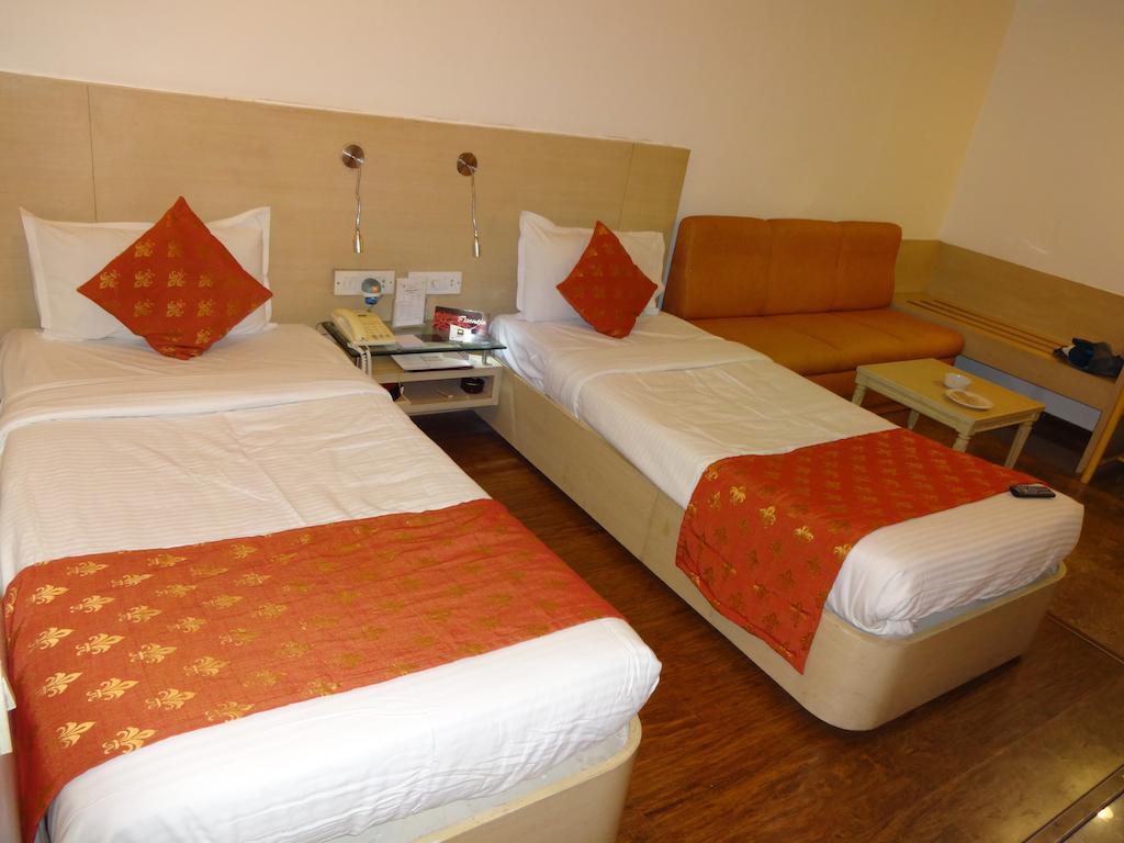 Hotel Amer Palace โบปาล ภายนอก รูปภาพ