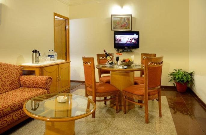Hotel Amer Palace โบปาล ภายนอก รูปภาพ
